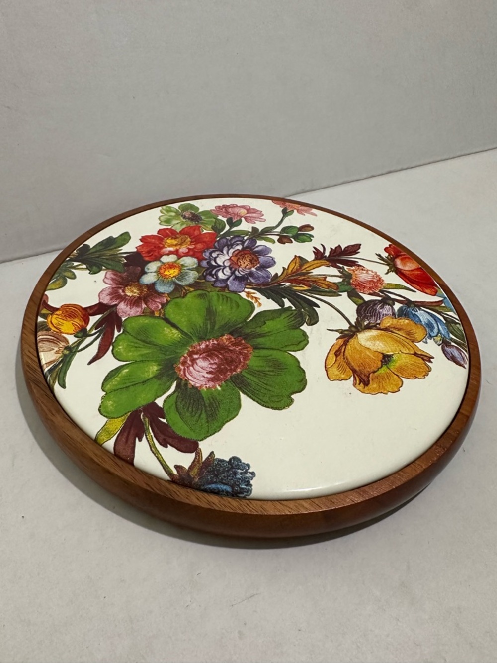 MacKENZIE CHILDS WHITE FLOWER MARKET TRIVET